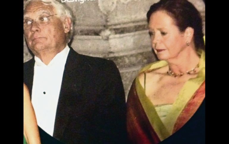 Los también muy distinguidos papas del novio: Patrick Mery-Sanson de Wallincourt y Dennisse Desvignes de Mery-Sanson ataviada en verde y fuschia. CORTESÍA / F. Partida