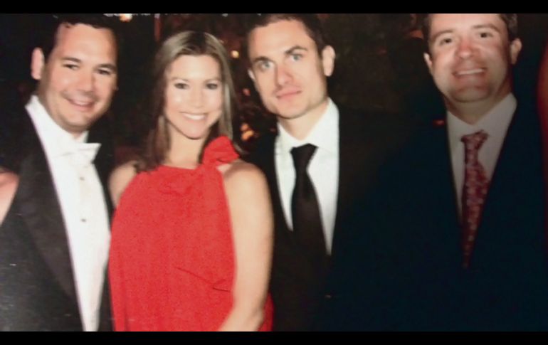 La adorable Lorena Gutiérrez de Glez. de la Peña y la también guapísima Bárbara Álvarez Corcuera de Gómez, una de las cuatro hijas de Jaime y Rosa María (ambas chicas en strapless). CORTESÍA / F. Partida