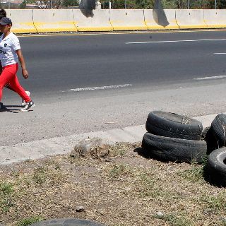 Tiran cientos de llantas en Periférico; algunas ya tienen más de dos años