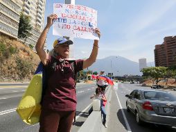 Venezolanos salen a las calles para manifestarse por la escasez de agua y los apagones de energía eléctrica. AP / F. Llano