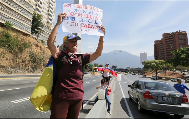 Venezolanos salen a las calles para manifestarse por la escasez de agua y los apagones de energía eléctrica. AP / F. Llano