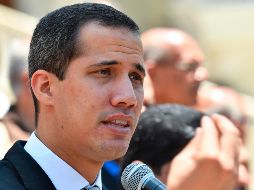 Guaidó está bajo amenaza de arresto, luego de que el pasado martes la oficialista Asamblea Constituyente lo despojara de su inmunidad y autorizara enjuiciarlo. AFP / Y. Cortéz