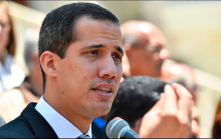 Guaidó está bajo amenaza de arresto, luego de que el pasado martes la oficialista Asamblea Constituyente lo despojara de su inmunidad y autorizara enjuiciarlo. AFP / Y. Cortéz