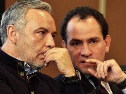 El subsecretario de Hacienda, Arturo Herrera (d), conversa con el diputado Alfonso Ramírez, durante el segundo foro de legisladores en materia hacendaria en Ciudad de México. NTX/A. Guzmán