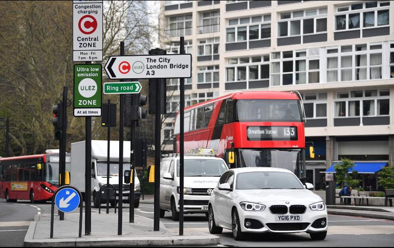 Las nueva señales de la zona de emisión ultra baja (Ulez) ya se observan en el centro de Londres. AFP/B. Stansall