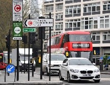 Las nueva señales de la zona de emisión ultra baja (Ulez) ya se observan en el centro de Londres. AFP/B. Stansall