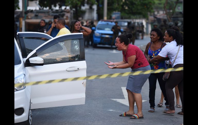 Una mujer llora tras el ataque el domingo en Río de Janeiro. AP/F. Teixeira