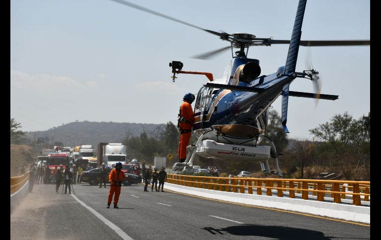 Por lo complicado del terreno se solicitó el apoyo del helicóptero Fénix para bajar al barranco de unos 60 metros. ESPECIAL / Protección Civil Jalisco