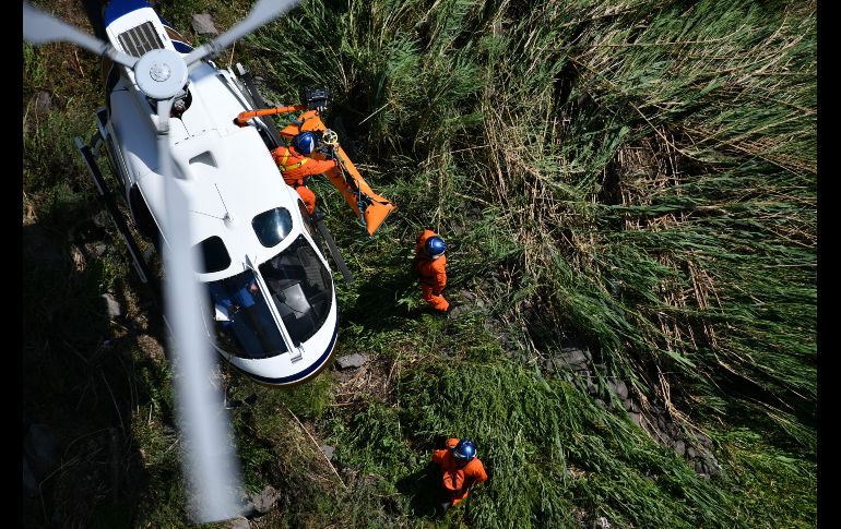 Por lo complicado del terreno se solicitó el apoyo del helicóptero Fénix para bajar al barranco de unos 60 metros. ESPECIAL / Protección Civil Jalisco