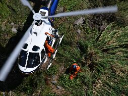 Por lo complicado del terreno se solicitó el apoyo del helicóptero Fénix para bajar al barranco de unos 60 metros. ESPECIAL / Protección Civil Jalisco