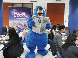 El gigantesco oso dormilón visitó las instalaciones de esta casa editorial. EL INFORMADOR / A. Camacho