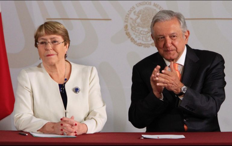Durante la firma, Bachelet (izq) sostuvo que su oficina no puede estar ausente de un esfuerzo como el de la Guardia Nacional. NTX / J. Lira