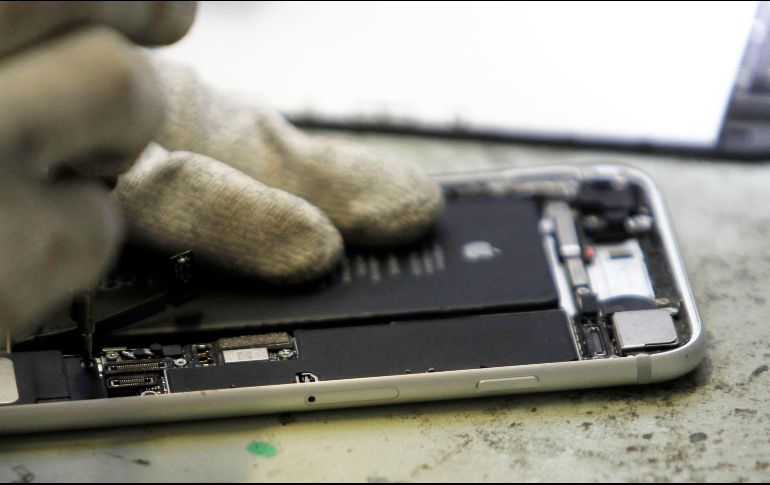 A los teléfonos les quitan las piezas del interior y los ofrecen vacíos. EL INFORMADOR/ARCHIVO
