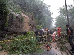 Bomberos trabajan en las zonas más afectadas, en busca de sobrevivientes. AP/S. Izquierdo