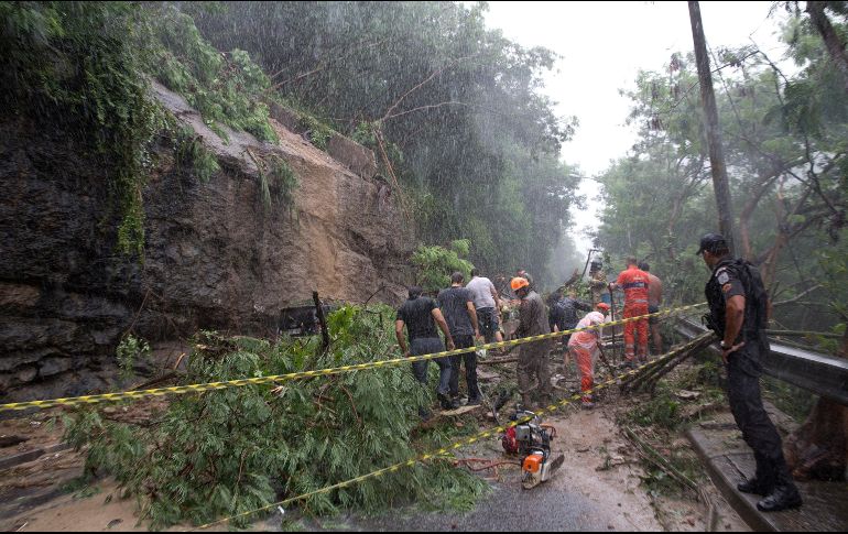 Bomberos trabajan en las zonas más afectadas, en busca de sobrevivientes. AP/S. Izquierdo