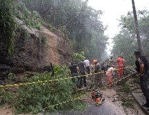 Bomberos trabajan en las zonas más afectadas, en busca de sobrevivientes. AP/S. Izquierdo