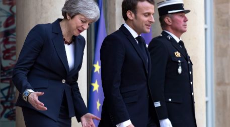 El presidente francés, Emmanuel Macron (d), y la primera ministra del Reino Unido, Theresa May (i), salen tras su reunión en el palacio Elíseo en París. EFE/I. Langsdon