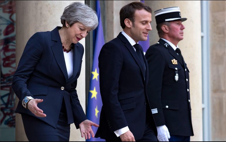 El presidente francés, Emmanuel Macron (d), y la primera ministra del Reino Unido, Theresa May (i), salen tras su reunión en el palacio Elíseo en París. EFE/I. Langsdon