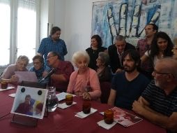 Miembros de la organización hacen el anuncio en compañía de familiares de la mujer localizada. TWITTER/@abuelasdifusion