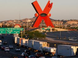 Camiones en fila esperan para cruzar la frontera de Ciudad Juárez a El Paso.. AP/C. Torres