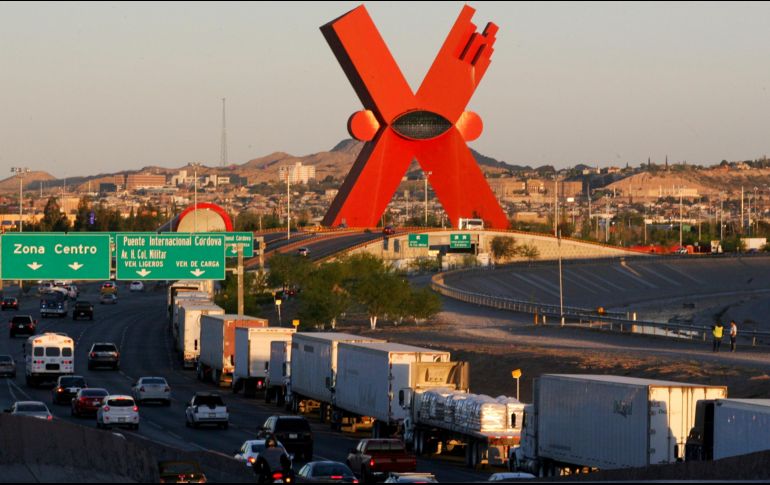 Camiones en fila esperan para cruzar la frontera de Ciudad Juárez a El Paso.. AP/C. Torres