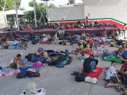 Debido a las limitaciones del espacio, los migrantes se han organizado para dormir y realizar actividades de aseo de sanitarios y espacios comunes. SUN/Archivo