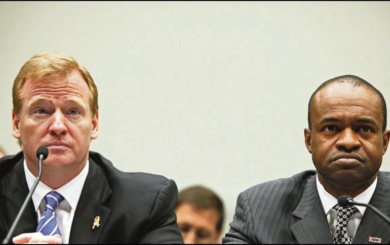 Roger Goodell (izq.) y DeMaurice Smith tendrán que estar en la misma página antes de que termine la campaña 2020 de la NFL. AFP