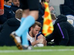 Después del triunfo de los Spurs el martes, Kane envió un mensaje a sus compañeros; dijo estar ''disgustado'' por haber salido lastimado, pero los felicitó por la victoria. AFP / I. Kington