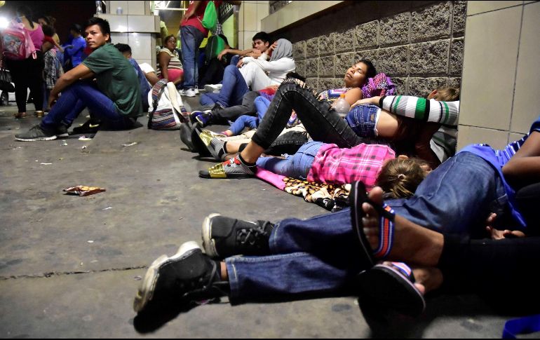 Un grupo de ciudadanos hondureños descansan en la Gran Central Metropolitana previo a unirse a la caravana de migrantes, en la ciudad de San Pedro Sula. EFE/J. Valle
