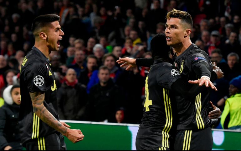 Cristiano (D) celebra tras anotar justo antes del descanso. AFP/J. Thys