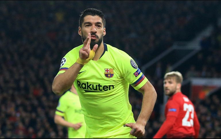 Suárez celebra tras propiciar el gol en propia meta de los ingleses. AP/J. Super