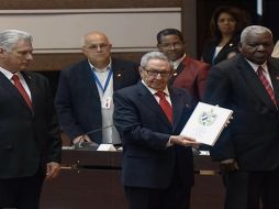 El texto reconoce la propiedad privada y considera necesaria la inversión extranjera, aunque mantiene al Partido Comunista de Cuba como 