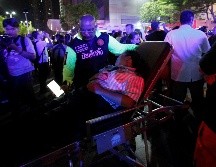 Miembros de los servicios de rescate atienden a heridos en el centro de Bangkok. EFE / Narong Sangnak
