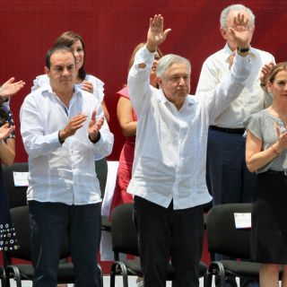 López Obrador promete ayuda a cañeros