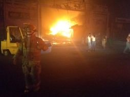 En el combate del incendio participaron elementos de la  UEPCBJ y de las corporaciones municipales de Tlajomulco, Guadalajara y Tlaquepaque. ESPECIAL/UEPCBJ