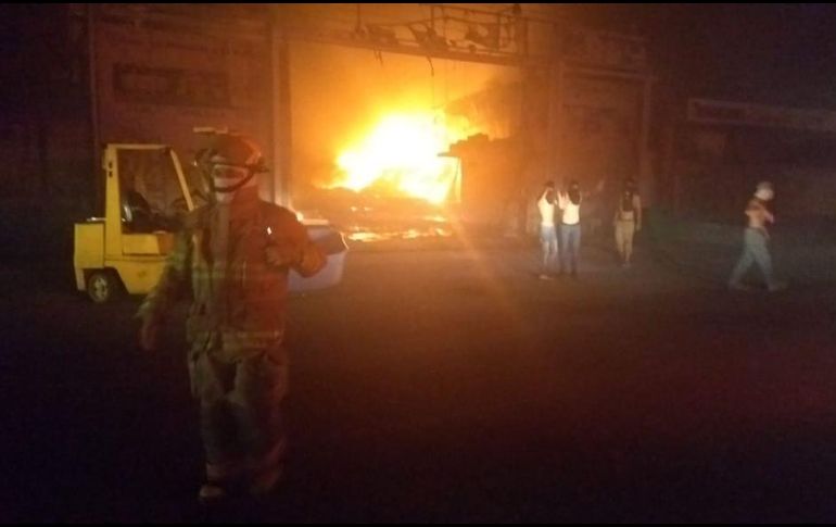 En el combate del incendio participaron elementos de la  UEPCBJ y de las corporaciones municipales de Tlajomulco, Guadalajara y Tlaquepaque. ESPECIAL/UEPCBJ