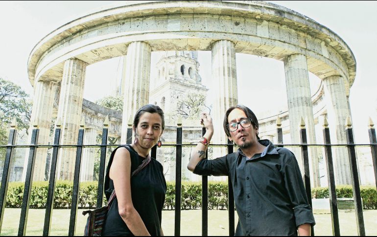 La productora y el director posan en el Centro Tapatío. EL INFORMADOR / A. Camacho