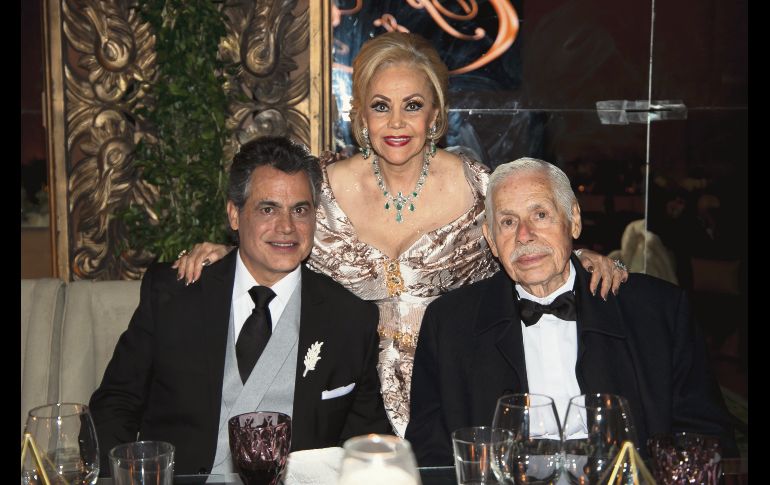 El novio con sus papás, Guillermo y Pina.