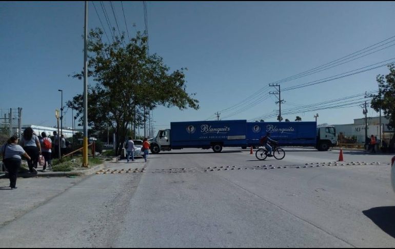 Los delincuentes utilizan camiones repartidores de agua para bloquear la zona de maquiladoras donde los sujetos armados eran seguidos de cerca por los elementos de la Policía Estatal. FACEBOOK / Tamaulipas Código Rojo