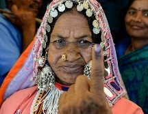 Una mujer muestra su dedo con tinta tras votar en Pedda Shapur, a las afueras de Hyderabad. AFP/N. Seelam
