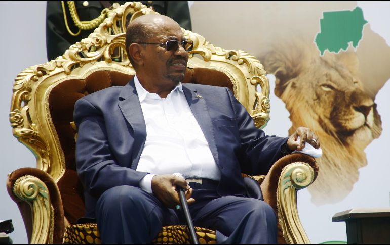 El gobierno y la presidencia de Omar al-Bashir (foto) quedaron disueltos. según el ministro de defensa, después de dos años se llevarán a cabo ''elecciones libres y justas''. AFP / ARCHIVO