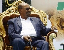 El gobierno y la presidencia de Omar al-Bashir (foto) quedaron disueltos. según el ministro de defensa, después de dos años se llevarán a cabo ''elecciones libres y justas''. AFP / ARCHIVO