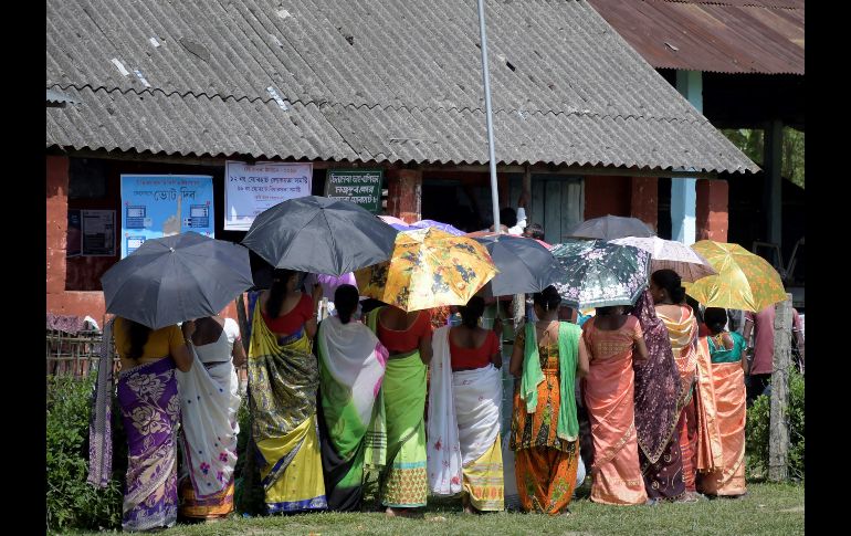 Varias mujeres aguardan al sol ante un colegio electoral para ejercer su derecho al voto en el distrito Jorhat, en Assam. EFE