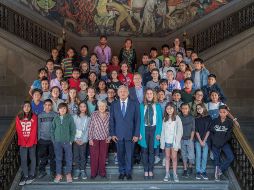 La fotografía se toma en las escaleras del patio principal del recinto. TWITTER/@lopezobrador_