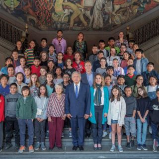 López Obrador se retrata con niños en Palacio Nacional