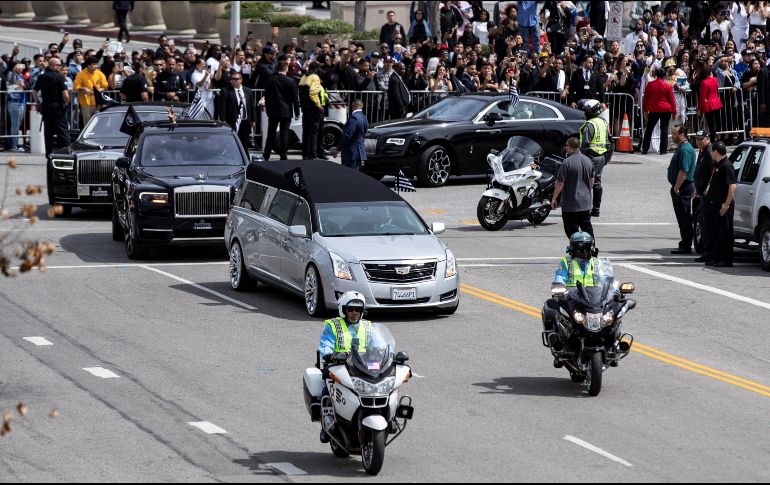 El coche fúnebre abandona el Staples Center después de la ceremonia 