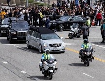 El coche fúnebre abandona el Staples Center después de la ceremonia 