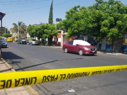 En el sitio hallaron un vehículo Nissan Versa tinto, a bordo del cual había una persona con una lesión de bala en el cráneo. EL INFORMADOR