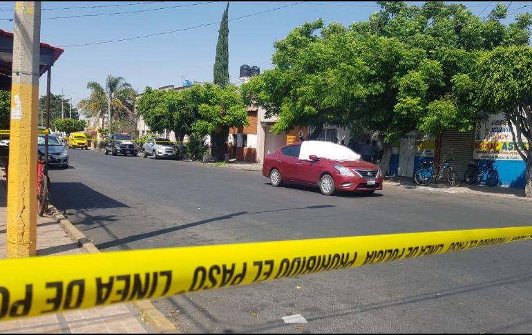 En el sitio hallaron un vehículo Nissan Versa tinto, a bordo del cual había una persona con una lesión de bala en el cráneo. EL INFORMADOR