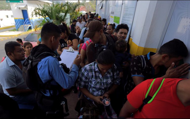 Caravana migrante rumbo a Estados Unidos realiza trámites para cruzar el país, y al entrar ocurre un ataque que deja heridos. EFE / G. Amador